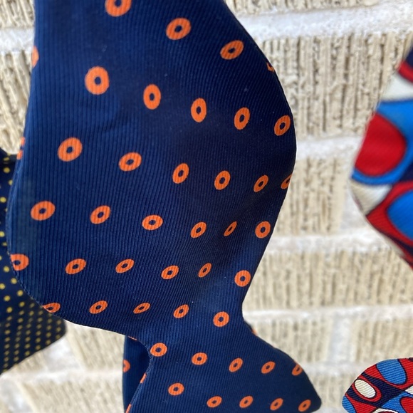 Turnbull & Asser lot of three wild bow ties. - Picture 4 of 5